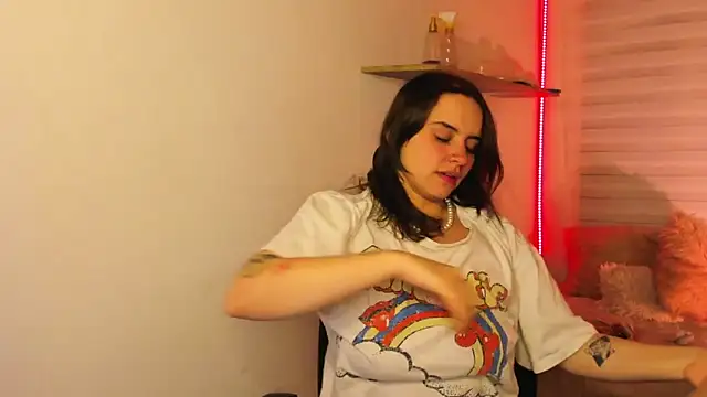 Emily Lindey online show from November 13, 2025, 3:43 am