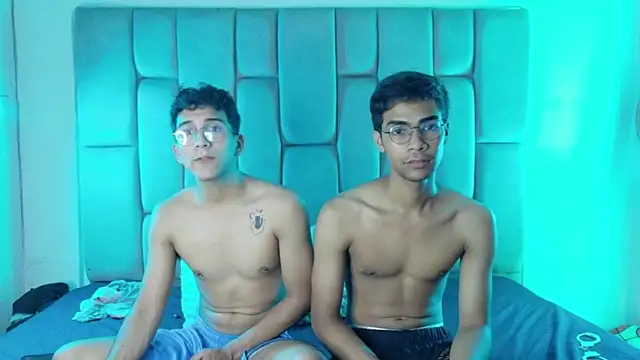 Snapshot of Desire4Duo chatting on February 28, 2026, 3:44 pm Desire4Duo online show from February 28, 2026, 3:44 pm