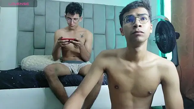 Snapshot of Desire4Duo chatting on May 11, 2026, 11:44 am Desire4Duo online show from May 11, 2026, 11:44 am