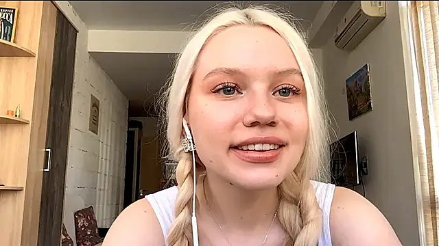 Snapshot of LupeLewitt chatting on October 17, 2025, 11:23 am LupeLewitt online show from October 17, 2025, 11:23 am