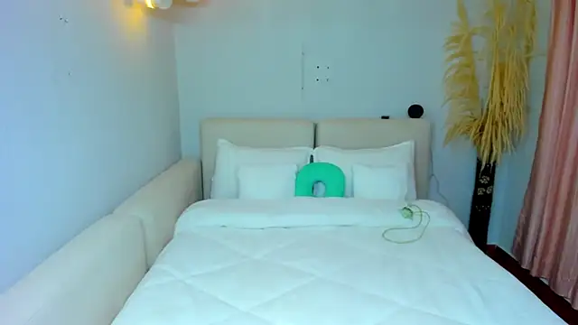 Maximiliano-03 online show from October 17, 2025, 11:39 pm