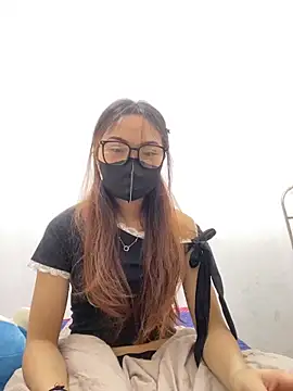 Snapshot of Bella-005 chatting on November 3, 2025, 2:31 pm Bella-005 online show from November 3, 2025, 2:31 pm