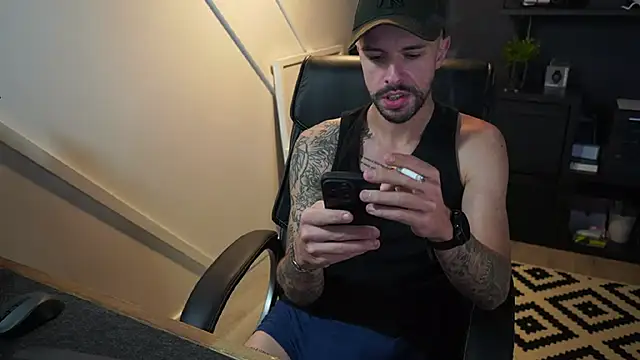 Snapshot of monsieurguitsxxx chatting on November 17, 2025, 10:52 am monsieurguitsxxx online show from November 17, 2025, 10:52 am