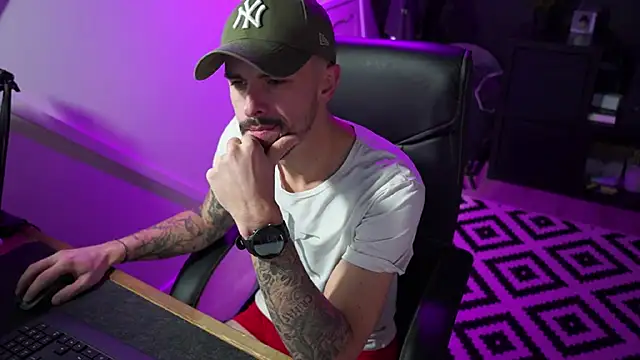 Snapshot of monsieurguitsxxx chatting on December 3, 2025, 2:27 pm monsieurguitsxxx online show from December 3, 2025, 2:27 pm