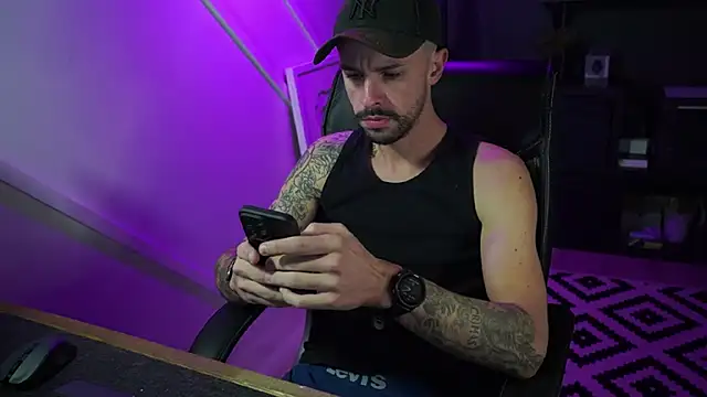 Snapshot of monsieurguitsxxx chatting on November 16, 2025, 2:11 pm monsieurguitsxxx online show from November 16, 2025, 2:11 pm