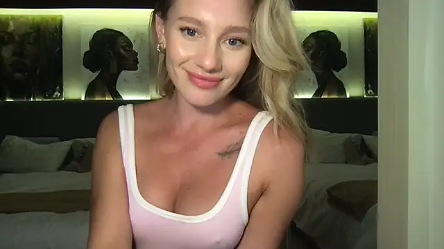 Snapshot of Leila_McCortney chatting on October 20, 2025, 2:17 pm Leila McCortney online show from October 20, 2025, 2:17 pm