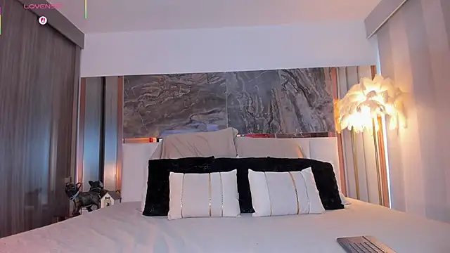 Rashel Frost  online show from November 29, 2025, 8:09 pm