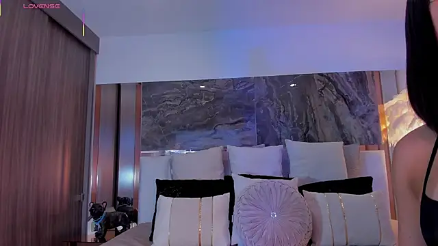 Rashel Frost  online show from November 12, 2025, 4:11 pm