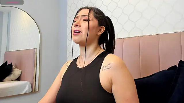 JuliethCruz  online show from March 15, 2026, 6:48 pm