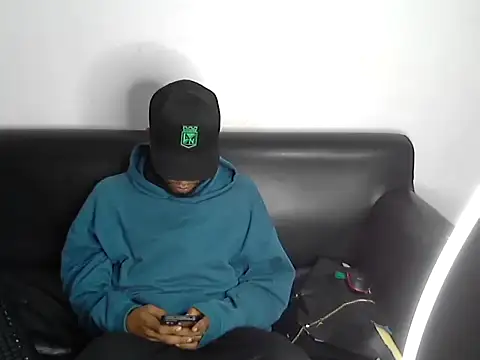 AXionX online show from December 4, 2025, 8:57 am