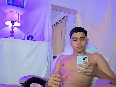 Snapshot of Yamilk101 chatting on January 7, 2026, 12:59 am Yamilk101 online show from January 7, 2026, 12:59 am