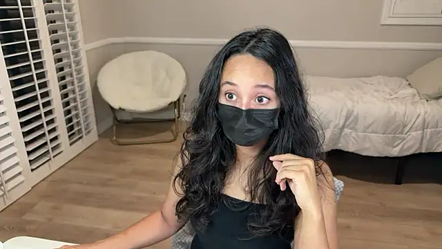 WinnieRin online show from November 24, 2025, 4:56 am