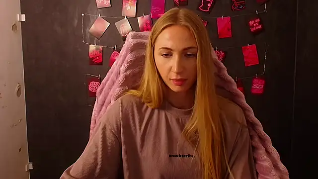 Emma Moonlightt online show from October 20, 2025, 3:01 pm