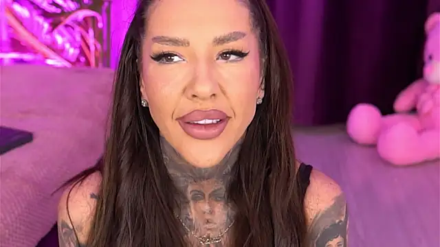 ScarletNoir online show from November 12, 2025, 6:28 am