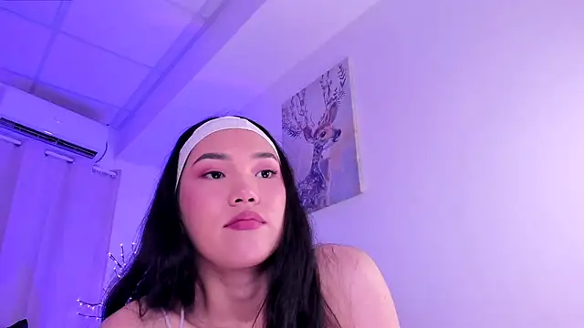 Divine Madeleine online show from April 13, 2026, 5:33 am