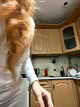 Snapshot of -bestie- chatting on October 31, 2025, 3:08 pm -bestie- online show from October 31, 2025, 3:08 pm