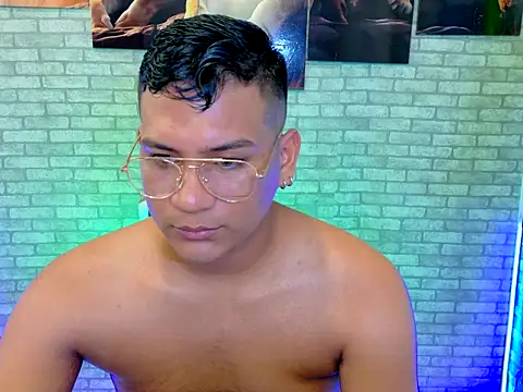 Snapshot of ThomasAxel chatting on November 3, 2025, 8:45 pm ThomasAxel online show from November 3, 2025, 8:45 pm