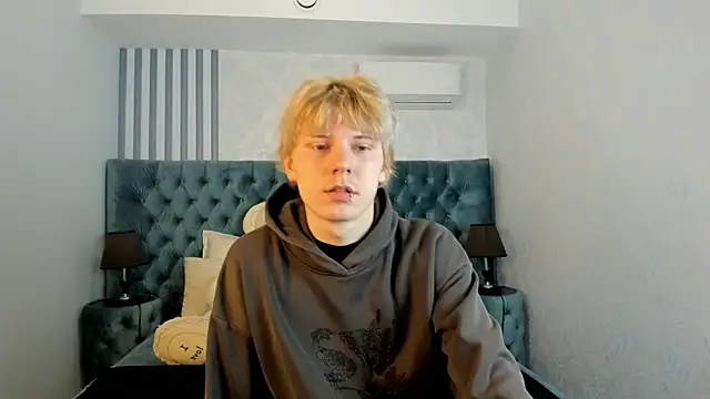 Snapshot of KevinMilky chatting on October 22, 2025, 2:27 pm KevinMilky online show from October 22, 2025, 2:27 pm