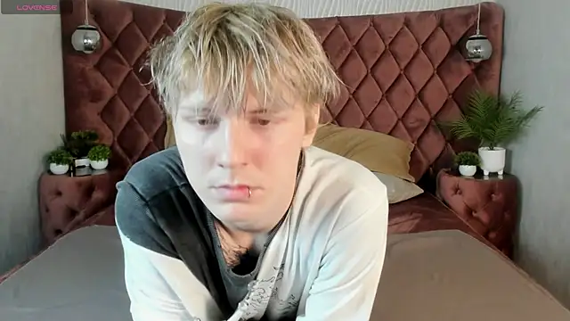 Snapshot of KevinMilky chatting on October 16, 2025, 2:36 pm KevinMilky online show from October 16, 2025, 2:36 pm