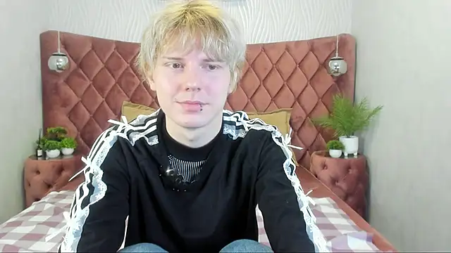 Snapshot of KevinMilky chatting on October 24, 2025, 3:11 pm KevinMilky online show from October 24, 2025, 3:11 pm