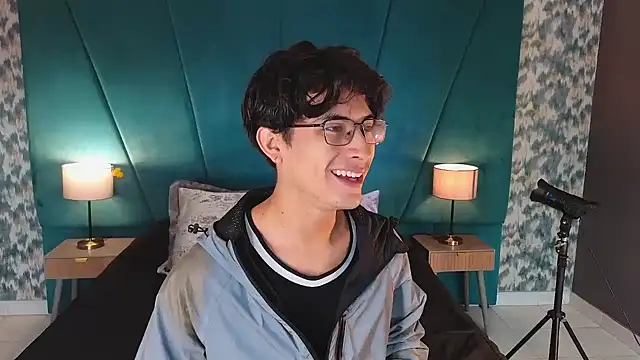 Aaron Eze online show from June 3, 2026, 1:01 pm