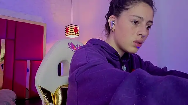 moon winy online show from April 15, 2026, 11:38 am