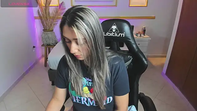 karlyy  online show from December 19, 2025, 7:05 pm