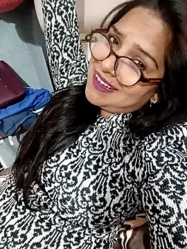 Vanshika1432 online show from November 17, 2025, 4:55 pm