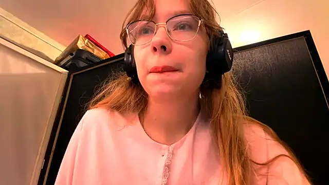 Snapshot of JuneCooper chatting on November 9, 2025, 7:01 am JuneCooper online show from November 9, 2025, 7:01 am