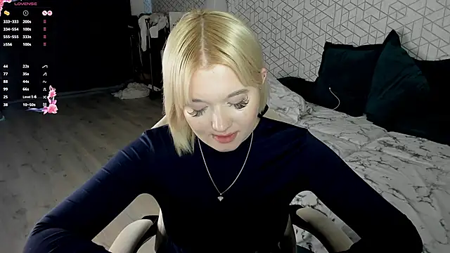 Snapshot of NayaValen chatting on April 22, 2026, 3:02 am NayaValen online show from April 22, 2026, 3:02 am