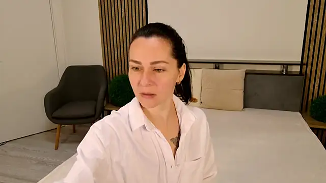 DitaNoir online show from April 1, 2026, 5:53 am