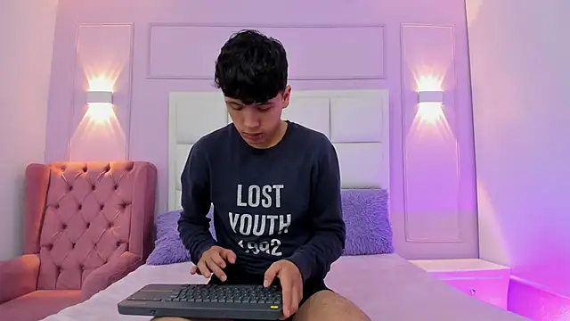 hoot booys  online show from February 28, 2026, 9:14 pm