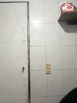 petite coral online show from December 18, 2025, 2:05 am