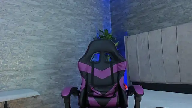 Snapshot of Zayne_cross chatting on October 17, 2025, 5:44 am Zayne cross online show from October 17, 2025, 5:44 am