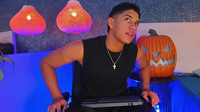 Snapshot of Zayne_cross chatting on October 22, 2025, 5:40 am Zayne cross online show from October 22, 2025, 5:40 am