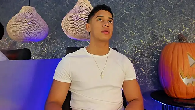 Snapshot of Zayne_cross chatting on October 30, 2025, 11:41 am Zayne cross online show from October 30, 2025, 11:41 am