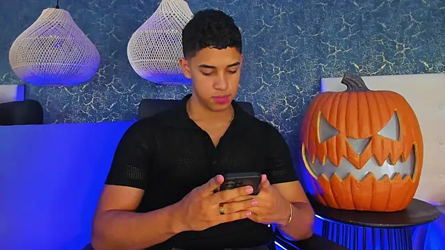 Snapshot of Zayne_cross chatting on October 29, 2025, 5:39 am Zayne cross online show from October 29, 2025, 5:39 am