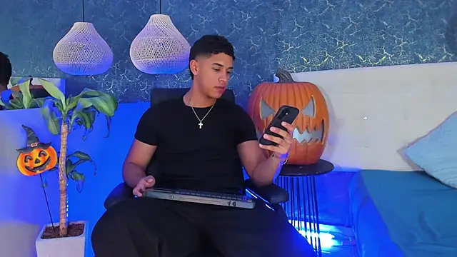 Snapshot of Zayne_cross chatting on October 18, 2025, 5:31 am Zayne cross online show from October 18, 2025, 5:31 am