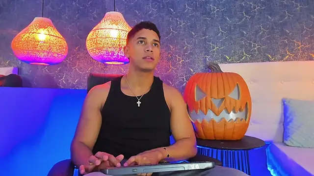 Snapshot of Zayne_cross chatting on October 24, 2025, 5:28 am Zayne cross online show from October 24, 2025, 5:28 am