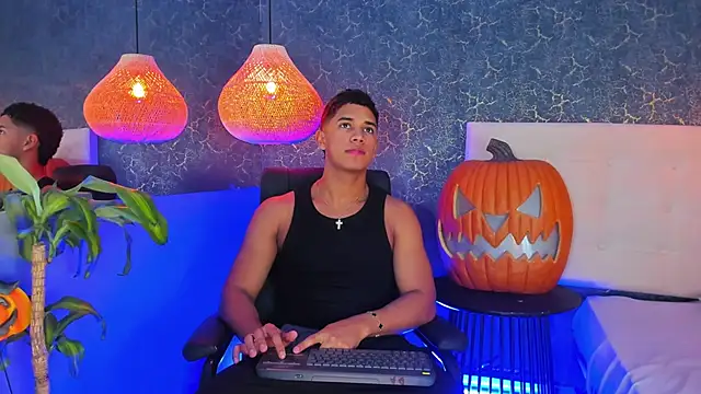 Snapshot of Zayne_cross chatting on October 20, 2025, 5:09 am Zayne cross online show from October 20, 2025, 5:09 am