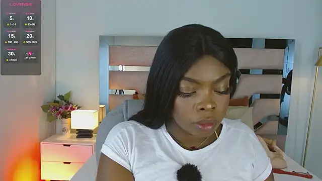 Maiacharris  online show from December 16, 2025, 7:29 pm