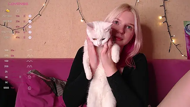 Snapshot of AnnySweetKiss chatting on October 28, 2025, 8:19 pm AnnySweetKiss online show from October 28, 2025, 8:19 pm