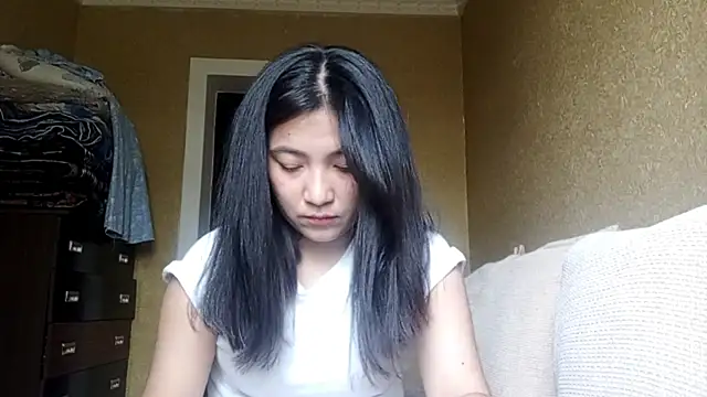 LinneaHyles online show from November 3, 2025, 4:07 am