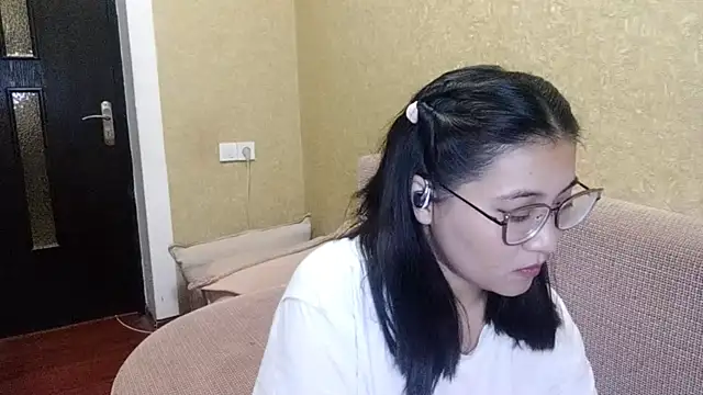 LinneaHyles online show from December 3, 2025, 1:32 pm