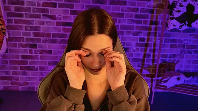 KiraVair online show from November 21, 2025, 1:21 pm