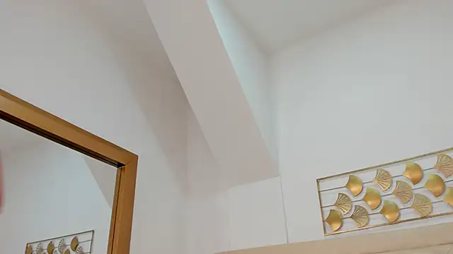 lucia lorenz online show from February 5, 2026, 11:28 am