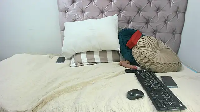 Inaya Khalifa online show from November 23, 2025, 4:28 pm