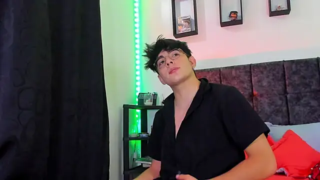 Snapshot of Theo_Noxxx chatting on October 27, 2025, 6:42 pm Theo Noxxx online show from October 27, 2025, 6:42 pm