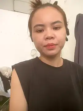 -Hollyy- online show from October 19, 2025, 12:24 am