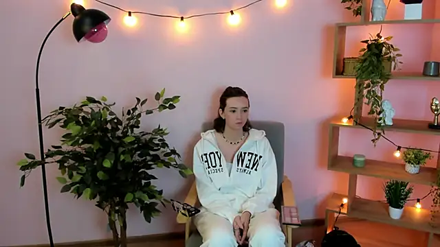 MaiaMimbs online show from October 19, 2025, 3:42 am